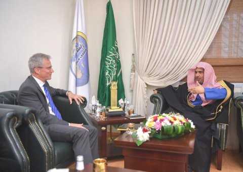 Son Excellence le Secrétaire Général de la LIM recevant l'ambassadeur du Royaume de Belgique auprès de l’Arabie Saoudite M. Geert Criel