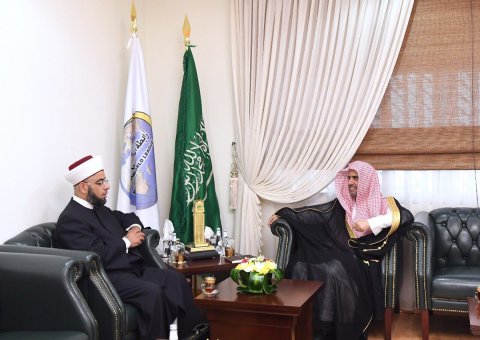 Son Excellence le SG reçoit à son bureau à Riyadh son Eminence le Cheikh Naji Allouche un savant du Liban