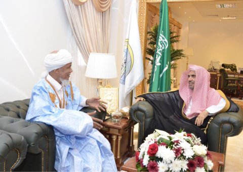 Son Exc le SG de la Ligue recevant à Makkah son Exc le président du complexe culturel mauritanien M. AlNahawi
