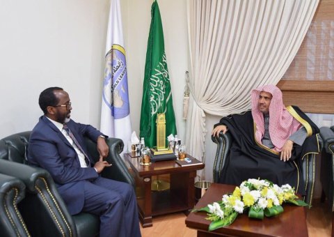Son Excellence le Secrétaire Général de la LIM recevant l'ambassadeur de la République de Somalie auprès du Royaume, M. Taher Mahmoud JILI. Des sujets d'intérêt commun ont été discutés durant cette rencontre