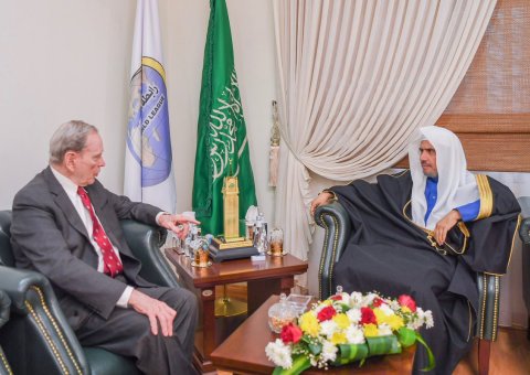 Le Secrétaire Général de la Ligue Islamique Mondiale recevannt dans son bureau de Riyadh l'ancien diplomate américain et spécialiste en études politiques, M. Richard Murphy