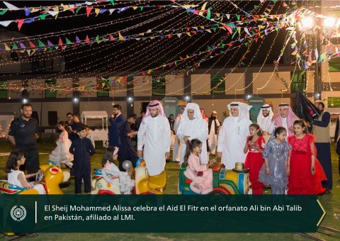 Foto de la celebración del Sheij Mohammed Al-Issa, SG de la LMI, en la festividad del Aid El Fitr en el orfanato Ali bin Abi Talib en Pakistán, que cuenta con cerca de 4600 huérfanos: