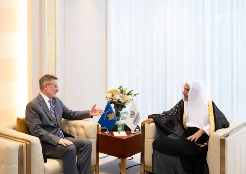 Le Secrétaire général, Président de l’Organisation des savants musulmans, cheikh Mohammed Al-Issa, a rencontré l’Ambassadeur de la République du Kosovo auprès du Royaume d’Arabie saoudite, M. Lulzim Mjeku.
