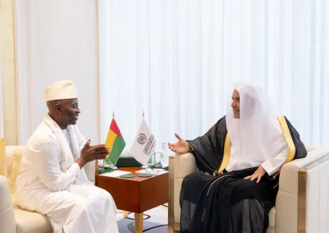 Le Secrétaire général, Président de l’Organisation des savants musulmans, cheikh Mohammed Al-Issa, a reçu l’Ambassadeur de la République de Guinée-Bissau auprès du Royaume d’Arabie saoudite, M. Dino Sidi.