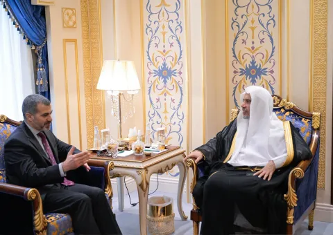 Le Secrétaire général, Président de l’Organisation des savants musulmans, cheikh MohammedAlissa a reçu à La Mecque Son Excellence le Consul général de la République d’Irak au Royaume d’Arabie saoudite, M. Mohammed Samir Al-Naqshbandi, venu le saluer à l’occasion de la fin de sa mission en tant que Consul général auprès du Royaume.