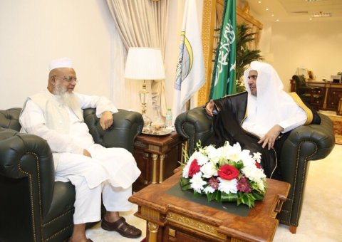 Le SG recevant au siège de la LIM à Makkah le Cheikh Farid Uddin Masud, Grand Moufti du Bagladesh et Président de son Conseil de savants
