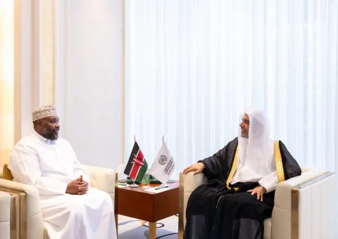 Le Secrétaire général, Président de l’Organisation des savants musulmans, cheikh Mohammed Al-Issa, a reçu l’Ambassadeur de la République du Kenya auprès du Royaume d’Arabie saoudite, M. Mohamed Ramadan Rwankieh.