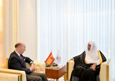 سیکرٹری جنرل رابطہ، چیئرمین مسلم علماء کونسل، عزت مآب شیخ ڈاکٹر محمد العیسی   نے آج دوپہر ریاض میں رابطہ کے دفتر میں مملکت سعودی عرب میں مملکتِ ہسپانیہ کے سفیر جناب ہاویئر کارباجوسا سانچیز سے ملاقات کی۔