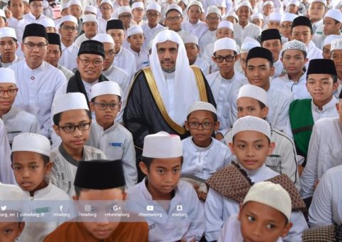 HE MWL SG meets during his current visit to Indonesia the students of Holy Quraan Memorization Schools