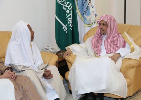 Le SG rencontrant le Mufti comorien cheikh Tahar avec sa délégation, en présence de l'ambassadeur des Îles Comores au Royaume