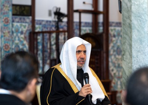 Di Islamic Center di Washington, Yang Mulia Sekretaris Jenderal LMD, Ketua Asosiasi Ulama Muslim, Syekh Dr. Mohammed Al-issa, membuka pertemuan Dewan Pendiri Kepemimpinan Islam di Amerika, baik bagian utara maupun selatan.