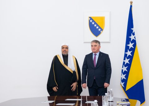 Le Secrétaire général arrive en Bosnie afin de participer au lancement de la première conférence régionale réunissant les forces politiques, les responsables religieux et les responsables des institutions civiles dans toute leur diversité :