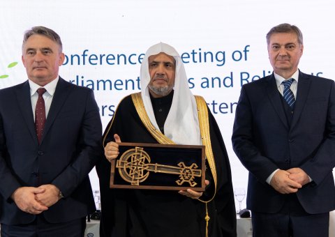 En présence du Président de la Bosnie-Herzégovine et de la Maire de Sarajevo Mme Benjamina Karić, la « Clé de la ville de Sarajevo » a été remise à cheikh  Mohammed Al-Issa