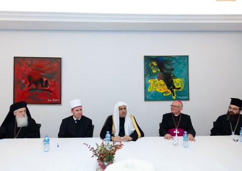 Meja bundar para pemimpin agama Albania menjamu Yang Mulia Sekretaris Jenderal LMD, Ketua Asosiasi Ulama Muslim, Syekh Dr. Mohammed Alissa