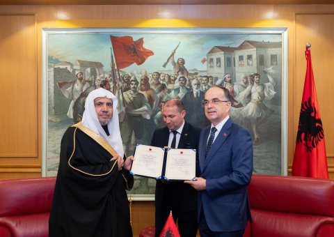 Dr. Al-Issa dianugerahi penghargaan tertinggi Republik Albania; “Medali Negara untuk Tokoh Spiritual Terkemuka Dunia”: