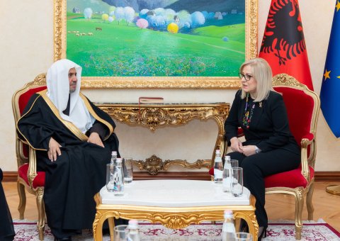 جناب دبیر کل، جناب شیخ دکتر محمد العیسی در مقر پارلمان در پایتخت تیرانا، با سرکار خانم لیندیتا نیکولا، رئیس پارلمان جمهوری آلبانی دیدار و گفتگو نمود