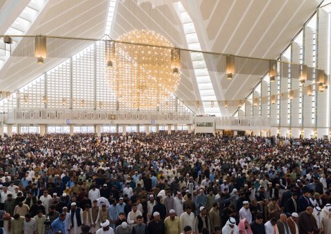 En este momento, el Sheij Mohammed Alissa destaca desde el púlpito de la mezquita del Rey Faisal en Islamabad que cada musulmán se preocupa por la reputación de su religión