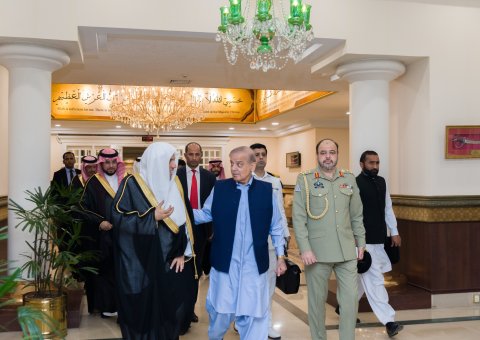 Yang Mulia Perdana Menteri Republik Islam Pakistan, Tuan Muhammad Shehbaz Sharif, menyambut Yang Mulia Sekretaris Jenderal LMD, Ketua Asosiasi Ulama Muslim, Syekh Dr. Mohammed Alissa