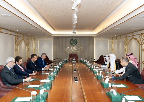 Cheikh Mohammed Al-Issa a reçu cet après-midi, à Riyad, une délégation de haut rang du Sénat et du Parlement italien, dirigée par le sénateur Marco Scurria.