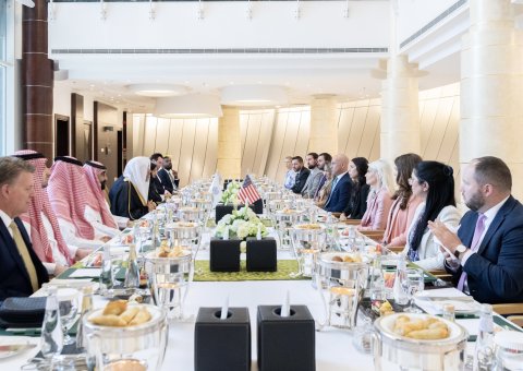 El Secretario General, el Sheij Mohammed Al-Issa, se reunió en Riad con una delegación de altos asesores de los miembros del Congreso estadounidense y sus adjuntos. 