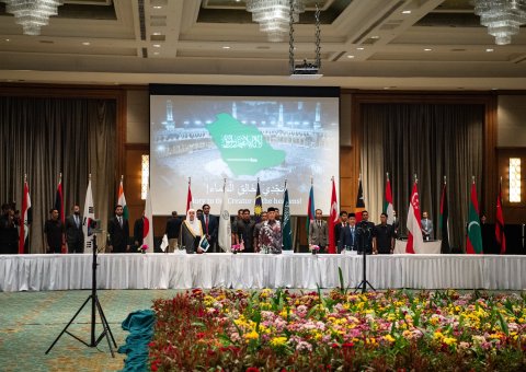 El Secretario General, el Sheij Mohammed Al-Issa, acompañado del Viceprimer Ministro de Malasia, inauguró el "Consejo de Sabios de la ASEAN"