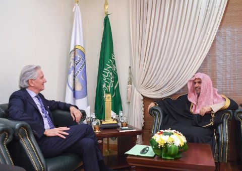 Le Secrétaire général de la Ligue Islamique Mondiale recevant ce matin à son bureau de Ryadh l'Ambassadeur de France auprès du Royaume d'Arabie Saoudite.