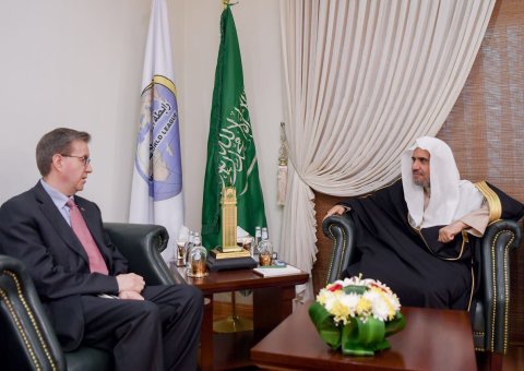 Le SG de la Ligue recevant à son bureau de Ryadh l'Ambassadeur de la Norvège auprès du Royaume d'Arabie Saoudite, Mr. Oyvind Stokke
