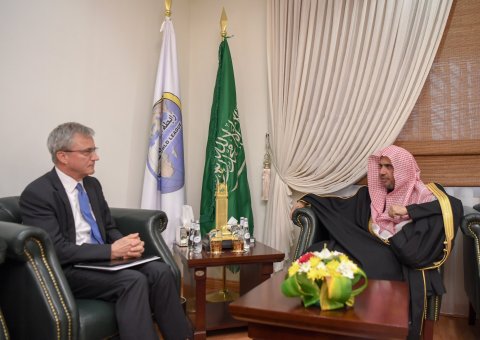 Le Secrétaire Général de la L.I.M a rencontré aujourd'hui dans son bureau de Riyadh l'Ambassadeur de Belgique au Royaume d'Arabie Saoudite, M. Geert Criel, et la délégation l'accompagnant afin de rechercher les possibilités de coopération mutuelle