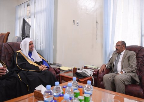 Le Ministre de l’intérieur mauritanien, Mr. Ahmed bin Abdallah recevant le SG de la LIM à Nouakchott pour traiter de sujets d’intérêt commun.