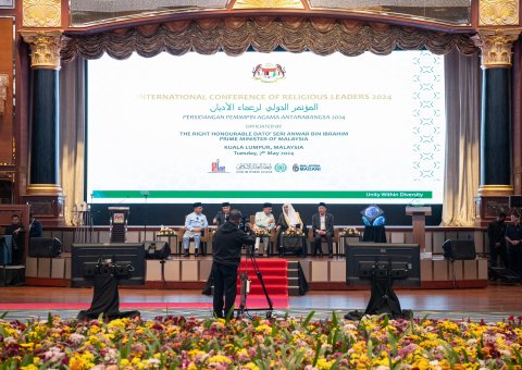 بزرگترین ایستادگی “دینی” در همبستگی با شهدای غزه، با مشارکت 2000 نفر از 57 کشور: "کنفرانس رهبران دینی" در پایتخت کوالالامپور، با مشارکت سازمان همبستگی جهان اسلام و نخست وزیر مالزی راه اندازی شد.