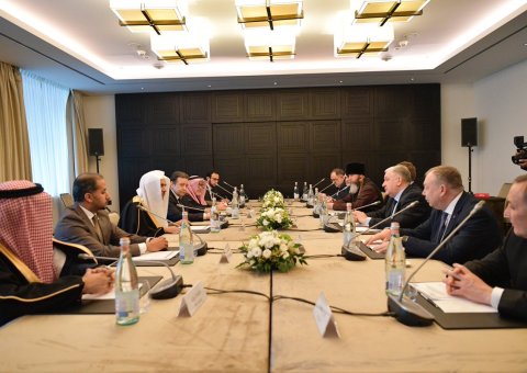 D. Mohammad Alissa signe à Moscou des accords (les premiers de ce genre) de coopération entre la Ligue Islamique Mondiale et le FSCSE en Russie pour promouvoir la modération, la tolérance, l’intégration.