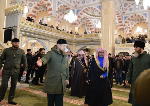 فخامة الرئيس الشيشاني يدعو معالي الشيخ د. محمد العيسى ليُلقي خطبة الجمعة في الجامع الكبير بالعاصمة غروزني