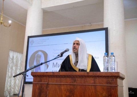 D. Mohammad Alissa tient une conférence à l’université publique de Saint Pétersbourg en présence de son doyen, divers enseignants et des étudiants
