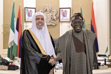 Yang Mulia Presiden Republik Federal Nigeria sekaligus Panglima Tertinggi Angkatan Bersenjata, Bapak Bola Ahmed Tinubu, menerima kunjungan Yang Mulia Sekretaris Jenderal LMD, Syekh Dr. Mohammed Al-Issa, di Istana Kepresidenan di ibu kota, "Abuja"