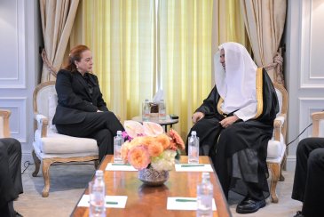 التقى معالي الأمين العام، رئيسُ هيئة علماء المسلمين، فضيلةُ الشيخ د.⁧‫محمد العيسى‬⁩ ‬⁩، في مقرّ إقامة فضيلته بمدينة “نيويورك"، المرشحةَ لمنصب الأمين العام للأُمَم المُتّحدة، السيدة ماريا إسبينوزا