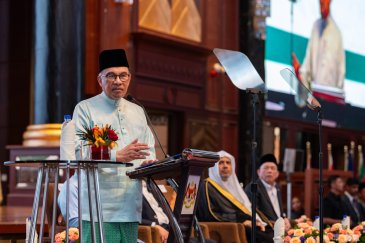 دولة رئيس الوزراء الماليزي السيد أنور إبراهيم، ومعالي الأمين العام الشيخ د.محمد العيسى، واضعًا على رأس "أجندة" أعمالِه إطلاقَ مبادراتٍ تضامُنيةٍ لوقف الحروب والنزاعات