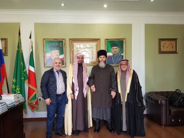 Le Grand Mufti de Tchétchénie, Cheikh Mezhiev recevant le SG de l’Organisation Mondiale pour le Coran et la Sounna, Cheikh Basfar et le Directeur Général des Congrès et des Organisations de la LIM, Mr. Rahmatallah dans la capitale tchétchène Grozny.
