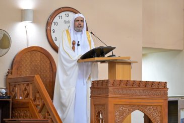 الأمين العام لرابطة العالم الإسلامي يلقي خُطبة الجمعة ويؤمُّ المصلّين بالجامع الوطني الكبير في العاصمة النيجيرية