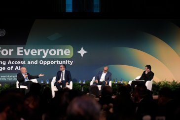 جانبٌ من جلسات المشاركة الدينية التي تُعَدُّ في طليعة محاور فعالية "الذكاء الاصطناعي للجميع"، تنظيم رابطة العالم الإسلامي