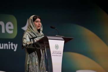 الرائدة العالمية في قضايا تعليم الفتيات بدعم الأمم المتحدة عبر "يوم ملالا الدولي"، والحائزة على جائزة نوبل للسلام، السيدة ملالا يوسفزاي، ذات الأطروحة المتميزة حول الذكاء الاصطناعي، ملقيةً كلمتها في الجلسة الافتتاحية لفعالية الرابطة: "الذكاء الاصطناعي للجميع بمحاورها المتعددة"