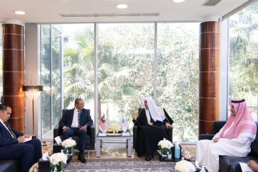 التقى معالي الأمين العام رئيس هيئة علماء المسلمين الشيخ د.⁧‫محمد العيسى‬⁩ سعادة سفير ماليزيا لدى المملكة العربية السعودية، السيد وان زايدي عبدالله