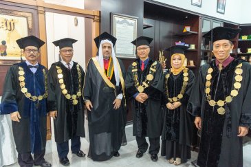 HE Dr. Mohammad Alissa was awarded an honorary doctorate from the Maulana Malik Ibrahim State Islamic University