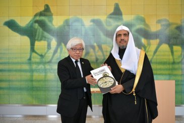 Le directeur du musée Hiroshima recevant le SG, le remerciant pour son message humaniste et pacifique