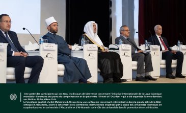 La conférence de l'Initiative internationale de la Ligueislamiquemondiale : « Construire des ponts de compréhension et de paix entre l'Orient et l'Occident » a été lancée depuis la grande salle de la Bibliothèque d'Alexandrie.