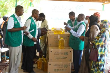 رابطہ سوڈان میں… خدمت اور عطا، جنہیں حالات کی سختیاں روک نہیں سکتیں سوڈان میں رابطہ عالم اسلامی کا دفتر، جنگ سے پیدا ہونے والے تمام تر چیلنجوں کے باوجود، متعلقہ اداروں کے براہ راست تعاون کے ساتھ، اپنے امدادی اور طبی پروگرام بلا تعطل جاری رکھے ہوئے ہے