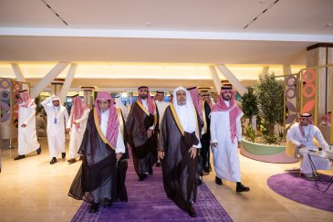 سیکرٹری جنرل رابطہ اور چیئرمین مسلم علماء کونسل، تاریخِ حج وحرمین شریفین پروجیکٹ کی اعلیٰ نگران کمیٹی کے رکن، عزت مآب شیخ ڈاکٹر محمد العیسی کے دارة الملک عبدالعزيز کے پویلین کے دورے کے چند مناظر