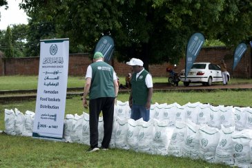 ‏شهرُ الرحمة والتكافل: ‏تواصل ⁧‫رابطة العالم الإسلامي‬⁩ إيصال السلال الرمضانية إلى الفئات المحتاجة حول العالم، وهنا قوافل الصِّلة في جمهورية مالاوي: