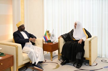 ‏استقبلَ معالي الأمين العام، رئيس هيئة علماء المسلمين، فضيلة الشيخ د.⁧‫محمد العيسى‬⁩‬⁩ في مكتبه، ظُهرَ اليوم، سعادةَ سفير جمهورية جزر القمر المتحدة لدى المملكة العربية السعودية، السيد عيسى سولي ممادي