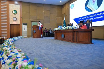 الجامعةُ الوطنيةُ في العاصمة الباكستانية "إسلام آباد"، تمنحُ معاليَ الأمين العام، رئيسَ هيئة علماء المسلمين، فضيلةَ الشيخ د.⁧‫ محمد العيسى‬⁩‬⁩، شهادةَ الدكتوراه الفخرية في فلسفة العلاقات الدولية