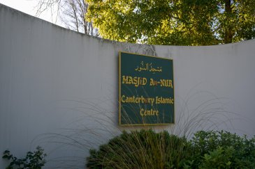 Le Secrétaire général, cheikh Mohammed Al-Issa s’est rendu à la mosquée, où il a de nouveau fait le point sur les besoins de la mosquée et rencontré les survivants de l’attentat terroriste ainsi que les familles des martyrs